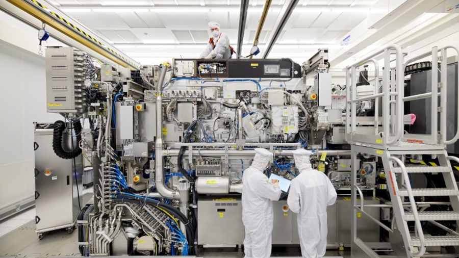 ASML invests €1.3 billion in French AI firm Mistral