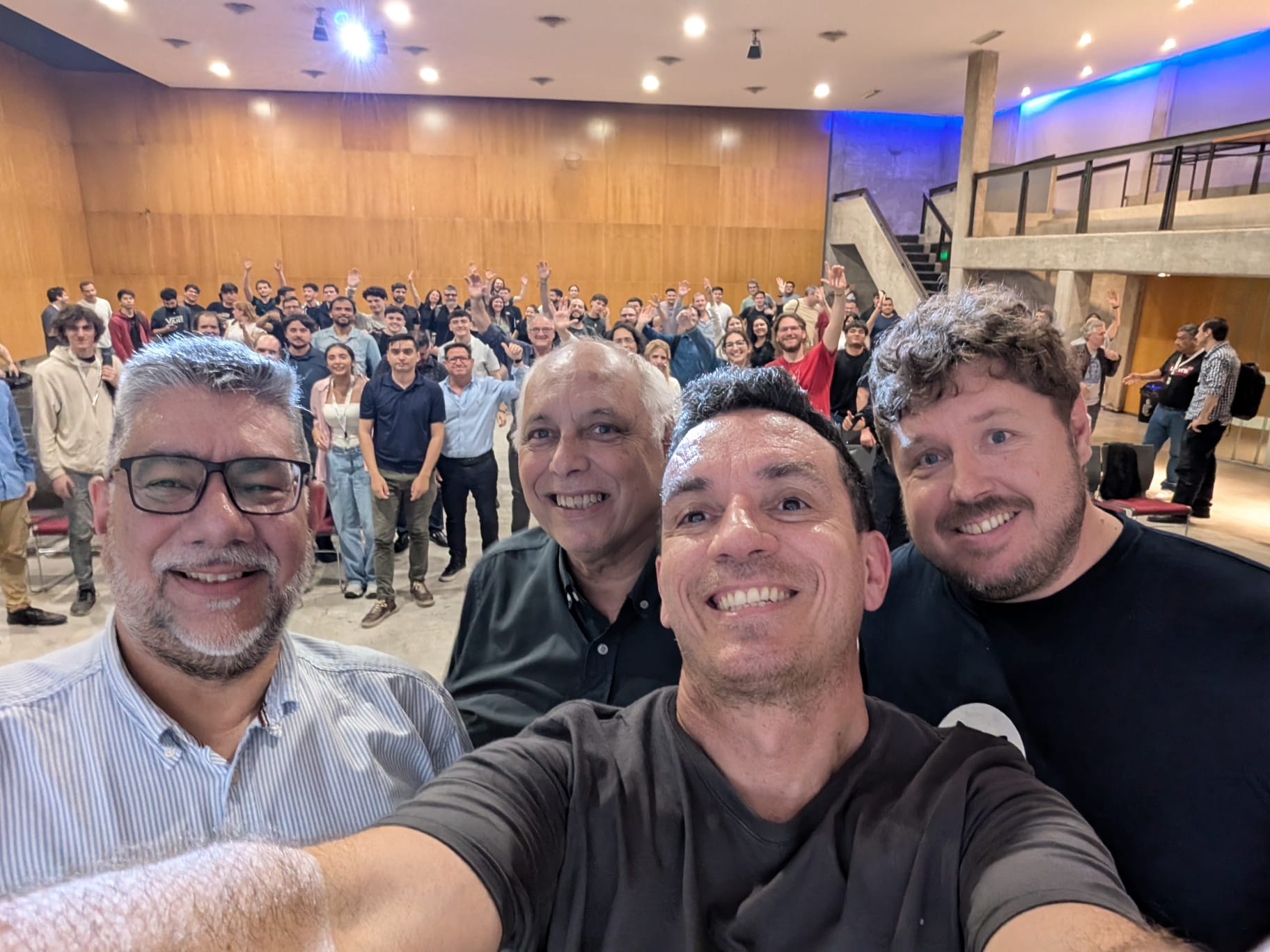 The organizers with attendees in the closing selfie at AgentCon Córdoba.